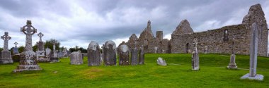 Shannonbridge yakınlarındaki Clonmacnoise antik manastır yeri görünümü, İrlanda