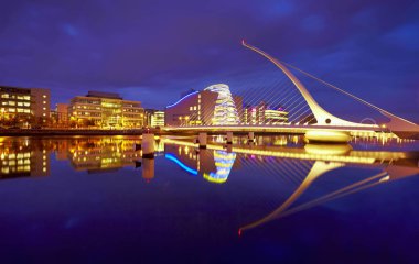 gece Dublin Docklands görünümü