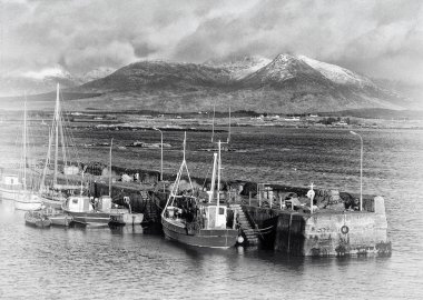 Roundstone Harbour ,Co.Galway, Arka planda karla kaplı dağlar İrlanda