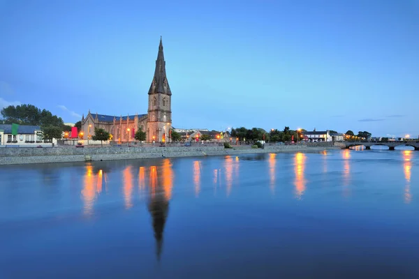 Catedral San Muredachs Reflejada Agua Del Río Moy Crepúsculo Ballina —  Fotos de Stock