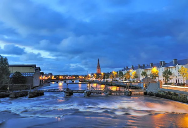 聖ムレッダックス大聖堂は 夕暮れ時にモイ川の水に反映 バリナ アイルランド — ストック写真