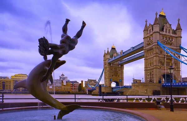 Katharine Docks Fontana Dei Delfini Tower Bridge Crepuscolo — Foto Stock