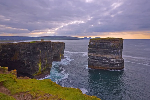 Downpatrick Head Sea Stacks Auf Bewölkten Himmel Hintergrund — Stockfoto