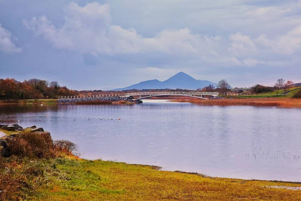 arka planda Croagh Patrick dağ ile Lough Lannagh gündoğumu, İrlanda