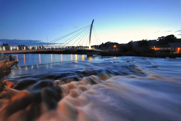 Ballina, İrlanda'da yaya köprüsü ile Moy Nehri