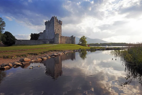Lough Leane kıyısında Ross Kalesi, Killarney Milli Parkı