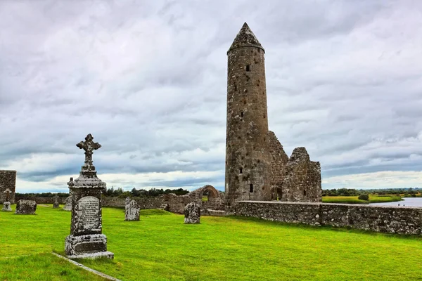 Shannonbridge yakınlarındaki Clonmacnoise antik manastır yeri görünümü, İrlanda
