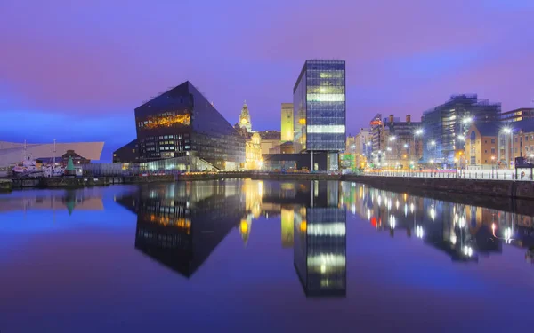 Mersey Folyóban Tükröződik Liverpool Dockland — Stock Fotó