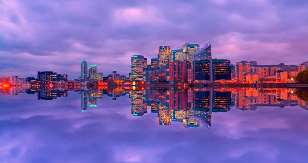 Doğu Hindistan Rıhtımı'ndan Canary Wharf'ın görünümü 