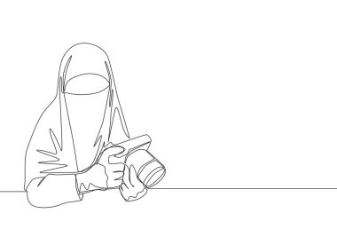 Genç mutlu Suudi Arabistan Muslimah 'ının DSR kamerasını tutarken çarşaf giydiği kesintisiz bir çizgi. Geleneksel İslami kadın niqab elbise konsepti tek çizgi tasarım vektör illüstrasyonu
