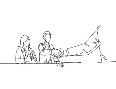 İş kadını ve iş adamının iş ortaklarıyla tokalaşırken tek sıra çizimi. Harika bir takım çalışması. Devamlı çizgi çizim biçimi grafik çizimi ile iş anlaşması kavramı