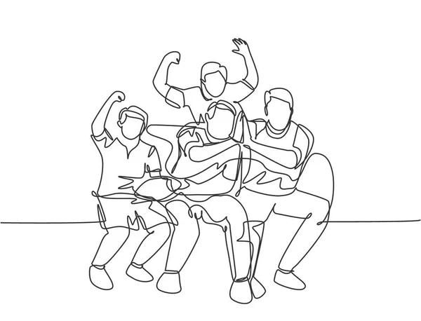 Одна Линия Рисунка Молодых Счастливых Фанатов Группы Сидящих Диване Смотрящих — стоковый вектор