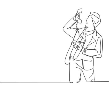 Sürekli olarak genç kızgın işadamının ona ders vermek için telefonda çalışanlarına bağırdığı bir çizgi. Öfkeli iş sorunları konsepti. Tek çizgi grafiksel tasarım vektörü çizimi