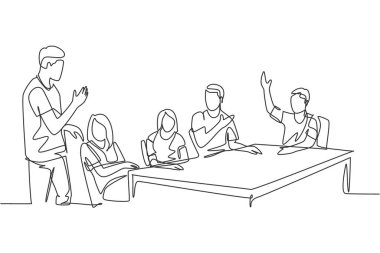Şirketin genç CEO 'sunun tek bir çizgisi şirket üyesinin ofiste toplanıp toplanmasına öncülük ediyor. İş toplantısı konsepti sürekli çizgi çizimi tasarım vektör illüstrasyonu