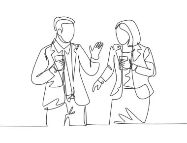 İki genç erkek ve kadın girişimcinin tek sıra çizimleri meşrubat içerken iş konuşmaları yapar. Ofis molası konsepti sırasında iş sohbeti bir satır çizim vektör çizimi illüstrasyonu