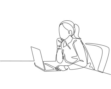 Genç bayan çalışanın dizüstü bilgisayarın önünde oturup ofiste iş çözümü düşündüğü tek bir çizim. İş fikri konsepti sürekli çizgi çizimi tasarım vektörü illüstrasyonu