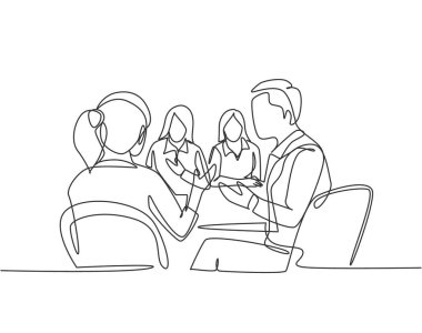 Genç kadın yemliğin sürekli çizdiği bir çizim şirket hedefini personeline duyuruyor. İş pazarlama konsepti tek çizgi grafik tasarım vektörü illüstrasyonu