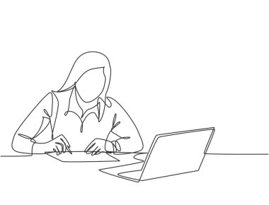 Çalışma masasında dizüstü bilgisayar seyrederken düşünceli bir şekilde oturan ciddi kadın işçinin sürekli çizdiği bir çizgi. İş kavramı analiz eder. Tek çizgi çizimi grafik tasarım vektörü çizimi