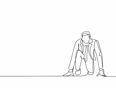 Genç mutlu iş adamının sürekli çizdiği tek bir çizgi koşu parkurunda koşmaya hazırlanıyor, ön taraftan. İş yarışı konsepti trendli tek çizgi çizimi tasarım vektörü illüstrasyonu