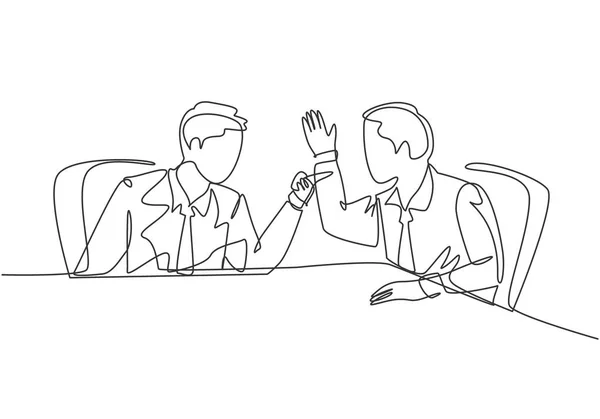 怒り狂った若いビジネスマンの一本の線画は 彼の叫びの同僚に指を指して 彼らはお互いを非難する ビジネス上の問題の概念連続線描画ベクトルイラスト — ストックベクタ