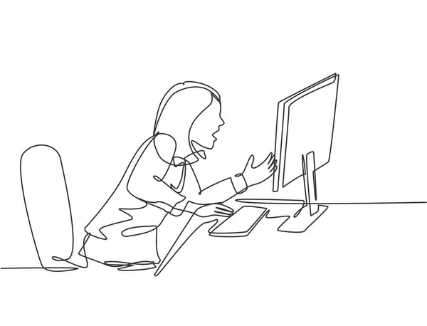 Ciągły Rysunek Młodej Sfrustrowanej Bizneswoman Krzyczącej Monitor Komputera Kiedy Siedziała — Wektor stockowy