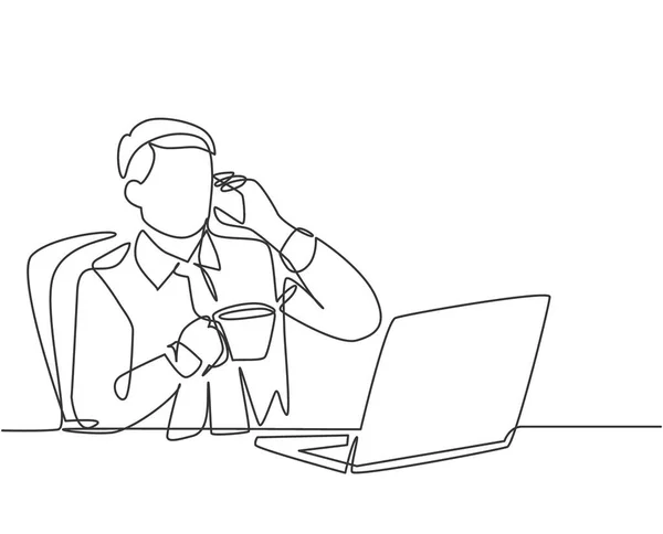 Genç Bir Erkek Çalışanın Kahve Içerken Dizüstü Bilgisayarda Günlüğü Okurken — Stok Vektör