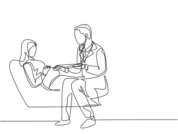 부인과 의사가 소파에 임산부를 확인하는 그림을 그린다 라인그리기 — 스톡 벡터