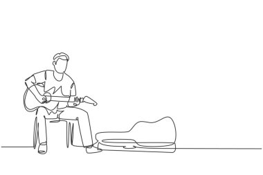Genç ve mutlu erkek gitaristin şehir dışında gitar çalarak oturup çaldığı bir çizgi. Sokak müzisyeni performans konsepti tek çizgi çizimi tasarım çizimi illüstrasyonu