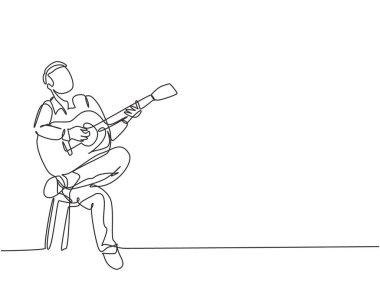 Sandalyede otururken akustik gitar çalan genç erkek gitaristin tek bir çizimi. Modern müzisyen performans konsepti kesintisiz çizgi çizim vektör çizimi grafiği