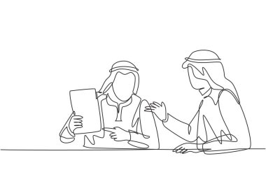 Genç Müslüman işletme yöneticisinin tek sıra halinde yeni şirket politikasını partneriyle tartışması. Arap Ortadoğu kumaşı kandura, erik, bornoz. Bir çizgi çizimi tasarım vektörü illüstrasyonu