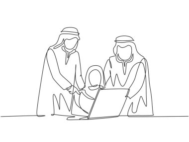 Dizüstü bilgisayarda iş eğitimi videosu izleyen genç Müslüman işçilerin kesintisiz çizimi. Arap Ortadoğu kumaşı, başörtüsü, çelenk, cübbe. Bir çizgi çizimi tasarım vektörü illüstrasyonu