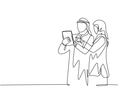 Genç Müslüman pazarlama müdürünün ürün satışlarını artırma stratejisini tartışırken sürekli çizdiği tek çizgi. Arap Ortadoğu kumaşı kandura, erik, bornoz, tesettür. Bir çizim tasarımı vektör illüstrasyonu