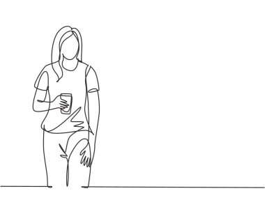 Tek bir çizim, genç bir üniversite öğrencisinin elinde bir fincan kağıt kahve içeceği tutan sıradan bir tişörtle ayakta durduğunu gösteriyor. Çay konsepti sürekli çizim vektör grafik tasarımı illüstrasyonu