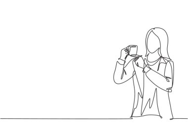 Genç pazarlama müdürünün sürekli çizdiği bir çizim, elinde bir fincan kahve içeceği tutarken parmağıyla sessiz bir jest yapıyor. Çay konseptini içmek tek çizgi grafik tasarım vektörü illüstrasyonu