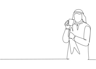 Elinde bir fincan kahve tutarken iş fikirlerini düşünen genç Müslüman işadamının çizdiği tek bir çizgi. İslami giyim mağazası, kandura, eşarp. Devamlı çizim tasarımı illüstrasyonu