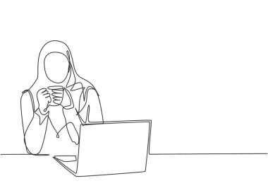Laptop monitörünün önünde düşünceli düşünen genç bir Muslimah ofis çalışanının sürekli çizimi. Türbanlı ve peçeli Suudi kadın. Tek çizgi çizimi tasarım illüstrasyonu
