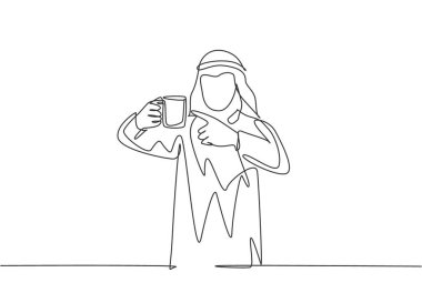 Genç Müslüman ofis çalışanının bir fincan kahveyi işaret ettiği tek sıra çizimi. Arap Ortadoğu erkek kumaşı shmagh, kandura, talaş, bornoz. Bir çizgi çizimi tasarım illüstrasyonu