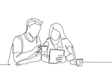 Genç erkek ve kadın çiftin aylık ev faturalarını tartışırken çekilmiş tek sıra çizimi. Evlilik sonrası konsepti. Bir çizgi çizimi grafik tasarım çizim vektörü