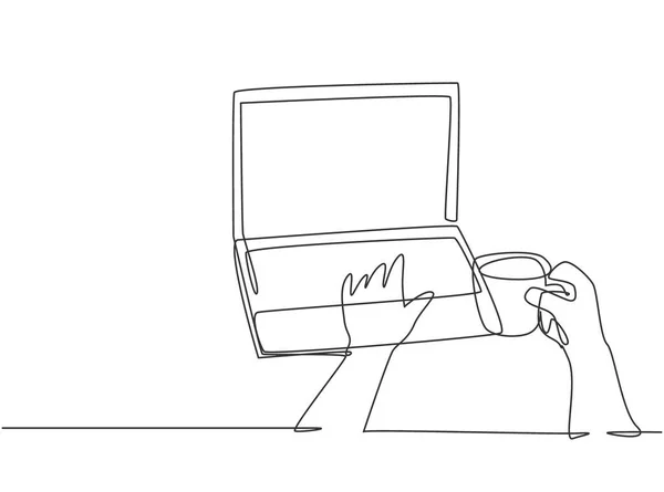 一个连续的线条画的年轻快乐工作者在笔记本电脑键盘上打字 一边在网上购物一边举杯咖啡 喝咖啡或茶的概念图形设计矢量图解 — 图库矢量图片