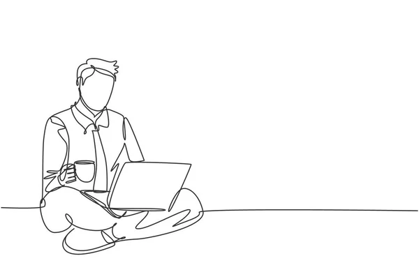 1本のコーヒーを飲みながら 床に座っている若い幸せなオフィスワーカーの連続線画が彼の仕事を終了します コーヒーやお茶のコンセプトシングルラインドローデザインベクトルイラストを飲む — ストックベクタ