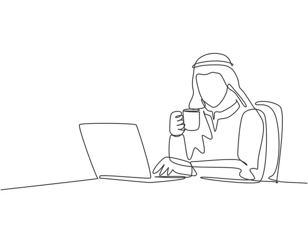 コーヒーを飲みながらノートパソコン画面で年次報告書を読む若い男性ムスリムビジネスマネージャーの1行の図面 イスラム教徒の服のシェマグ カンドゥラ スカーフ 連続線画設計 — ストックベクタ