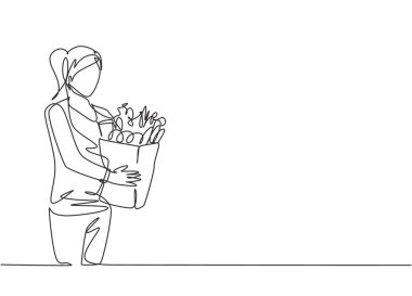 Tek sıra halinde, içinde meyve, sebze, ekmek ve süt olan alışveriş poşeti tutan mutlu genç bir kadın çiziyor. Ticari perakende alışveriş konsepti. Devamlı çizim tasarımı illüstrasyonu