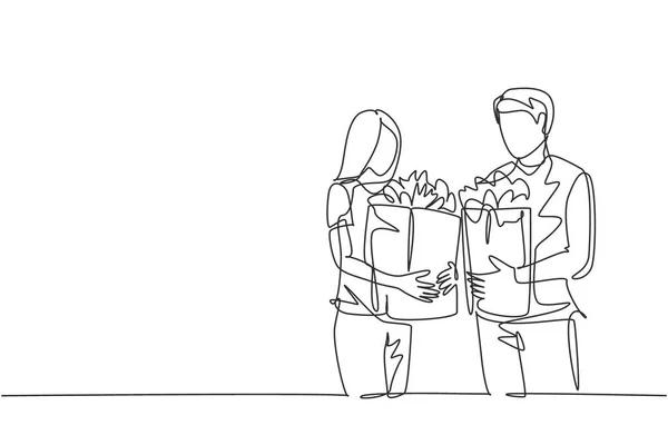 在杂货店购物后 一对年轻快乐的夫妇抱着购物袋 单行连续画着 购买日用品的概念 单行绘图矢量图形设计说明 — 图库矢量图片
