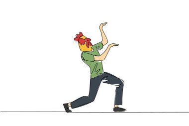 Tişört giyen, tavuk kafası maskesi takan bir adamın dans ettiğini gösteren bir çizgi. Çok düzensiz şekillendirilmiş. Özgürlük için. Tavuk gibi dans et. Tek çizgi çizimi tasarım vektör çizimi