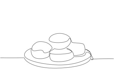 Yuvarlak ahşap kesme tahtasına tek sıra ayran sütü bisküvileri çiziyor. Lezzetli sıcak bir yemek. Vücut için iyi bir besin. Ulusal Tereyağlı Bisküvi Günü. Bir çizgi tasarımı vektör illüstrasyonu