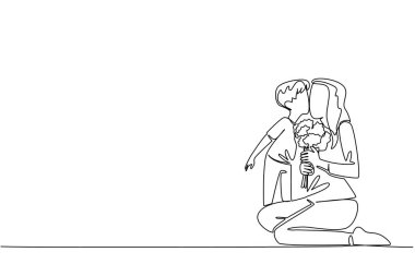 Tek sıra halinde bir anne yerde oturuyor ve elinde bir buket çiçekle oğlunu yanağından öpüyor. Kutlama. Hediye. Anneler Günü. Bir çizgi tasarımı vektör illüstrasyonu