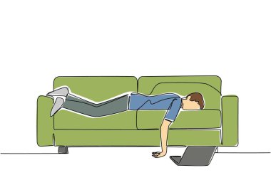 Tek sıra halinde uyuyan adamı dizüstü bilgisayarı açık bir şekilde kanepede çiziyor. Eve iş getirmenin sonucu. Çok yorgunum. Kronik Yorgunluk Sendromu Günü. Bir çizgi tasarımı vektör illüstrasyonu