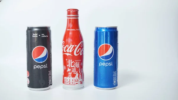 Coca-cola şişesi pepsi kutu beyaz arka plan, yakın çekim izole ile 