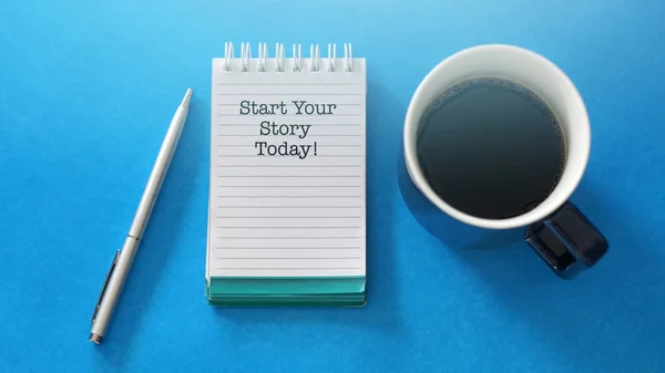 Taza Café Con Pluma Cuaderno Con Cita Inspiradora Comenzar Historia —  Fotos de Stock