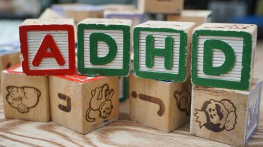 Kahverengi arka planda kelime adhd ile tahtadan küpler 